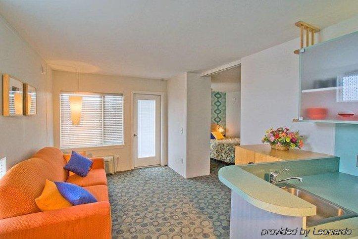 The Starlux Hotel Wildwood Room photo