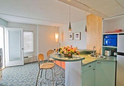 The Starlux Hotel Wildwood Room photo